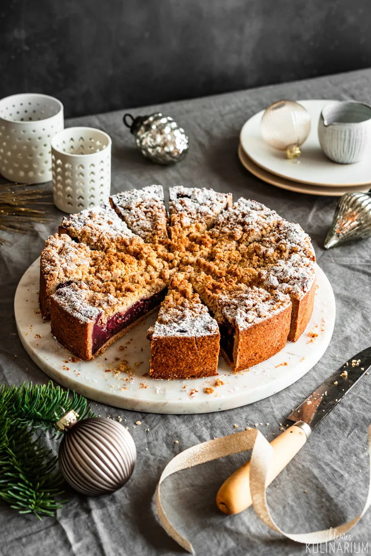 Ansicht eines weihnachtlichen Kirsch-Streusel-Kuchens mit Spekulatiusstreuseln