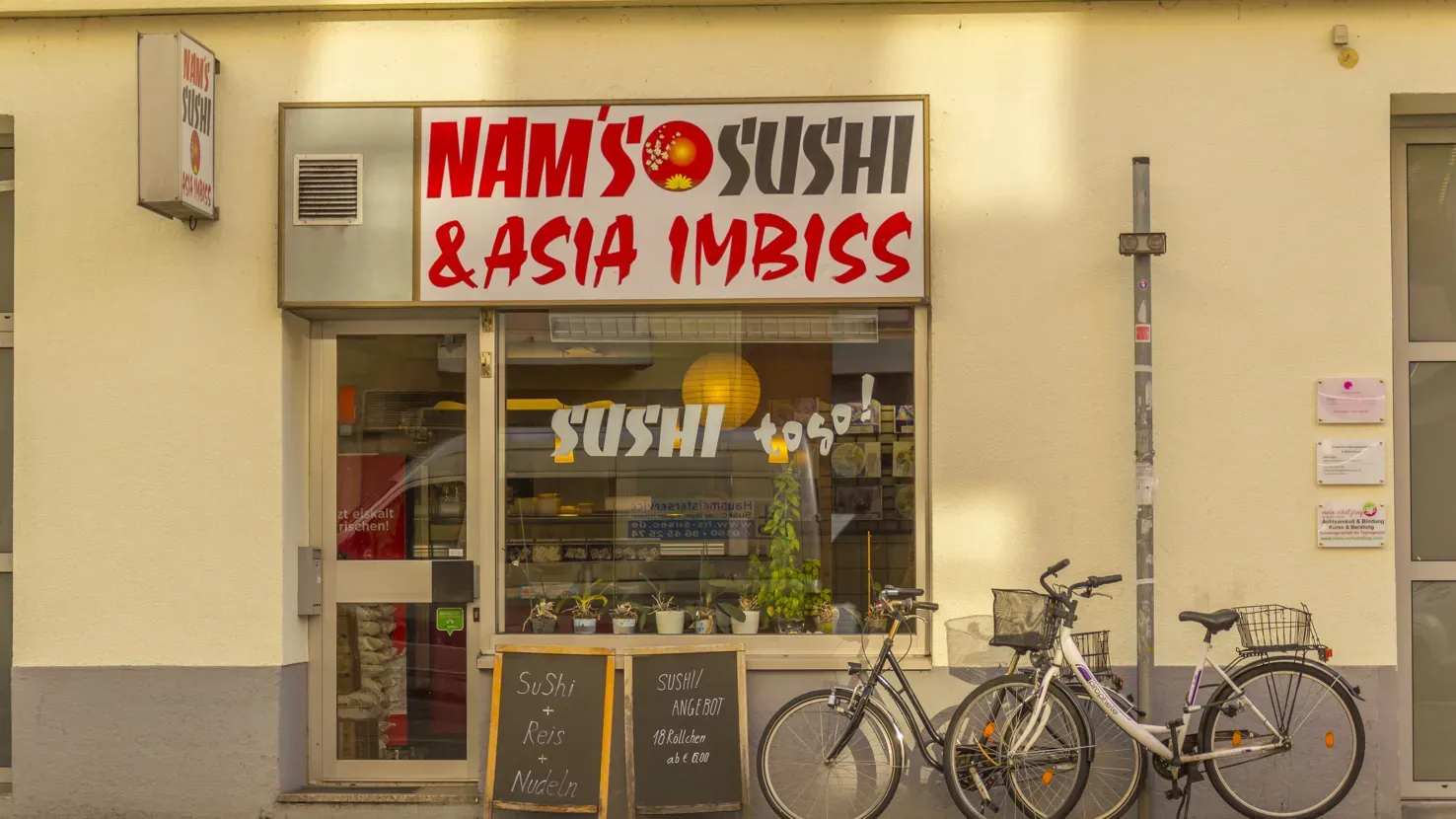 Ansprechende Präsentation einer Sushi-Rolle auf einem Teller