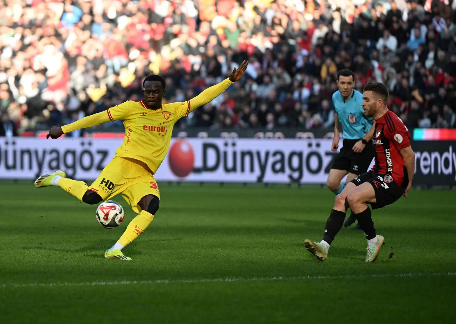 Anthony Dennis vom türkischen Klub Göztepe