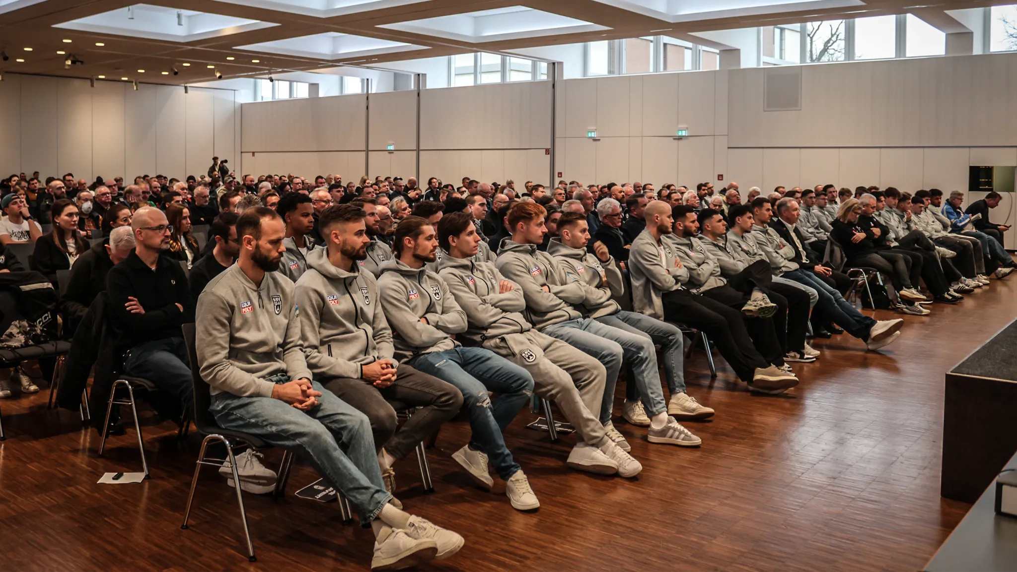 Anwesende Mitglieder verfolgen die Berichte auf der SSV Ulm Mitgliederversammlung