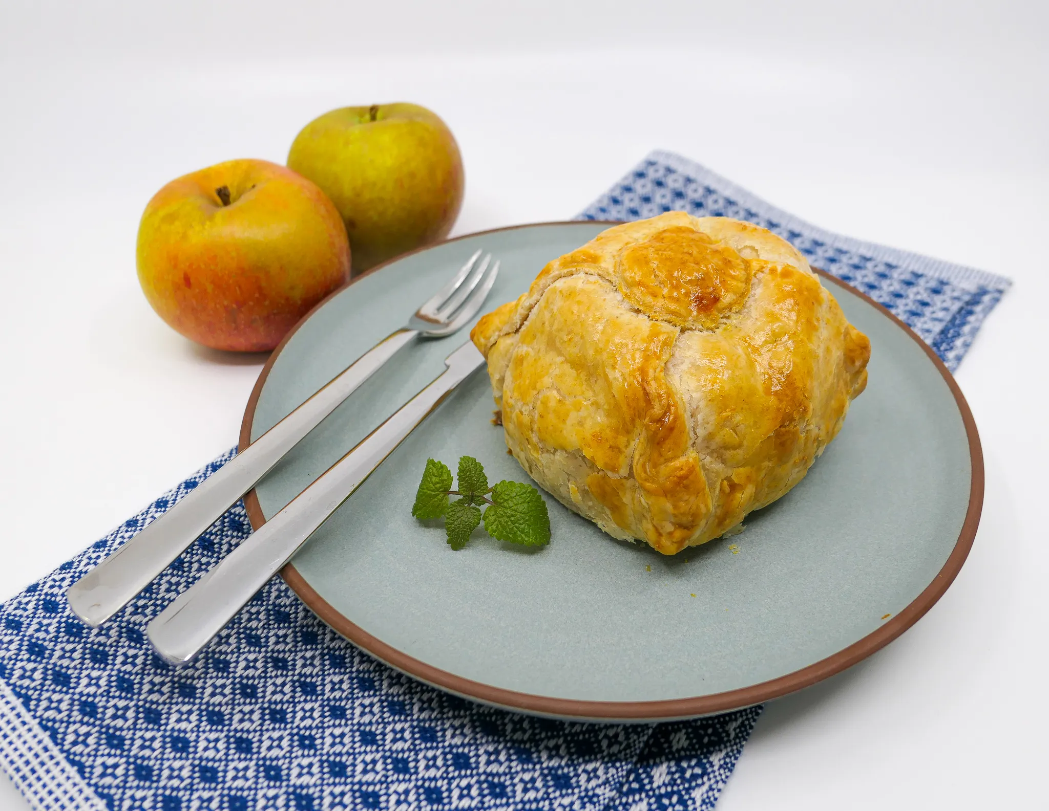 Äpfel im Schlafrock mit Puderzucker bestreut