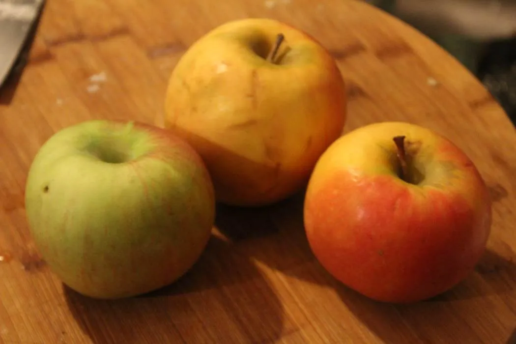 Äpfel werden halbiert