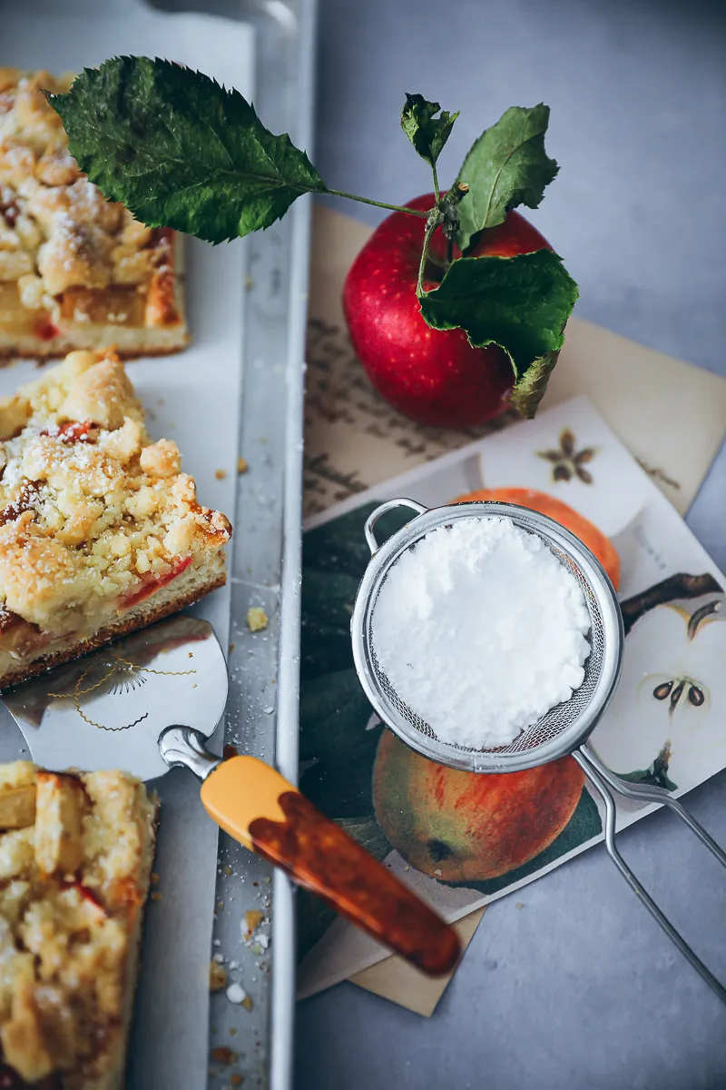 Apfelkuchen mit Streuseln frisch vom Blech, goldbraun gebacken