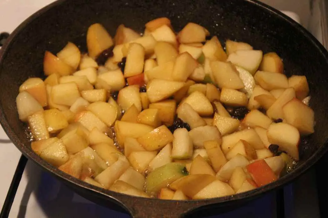 Apfelmischung wird in der Pfanne weich gekocht