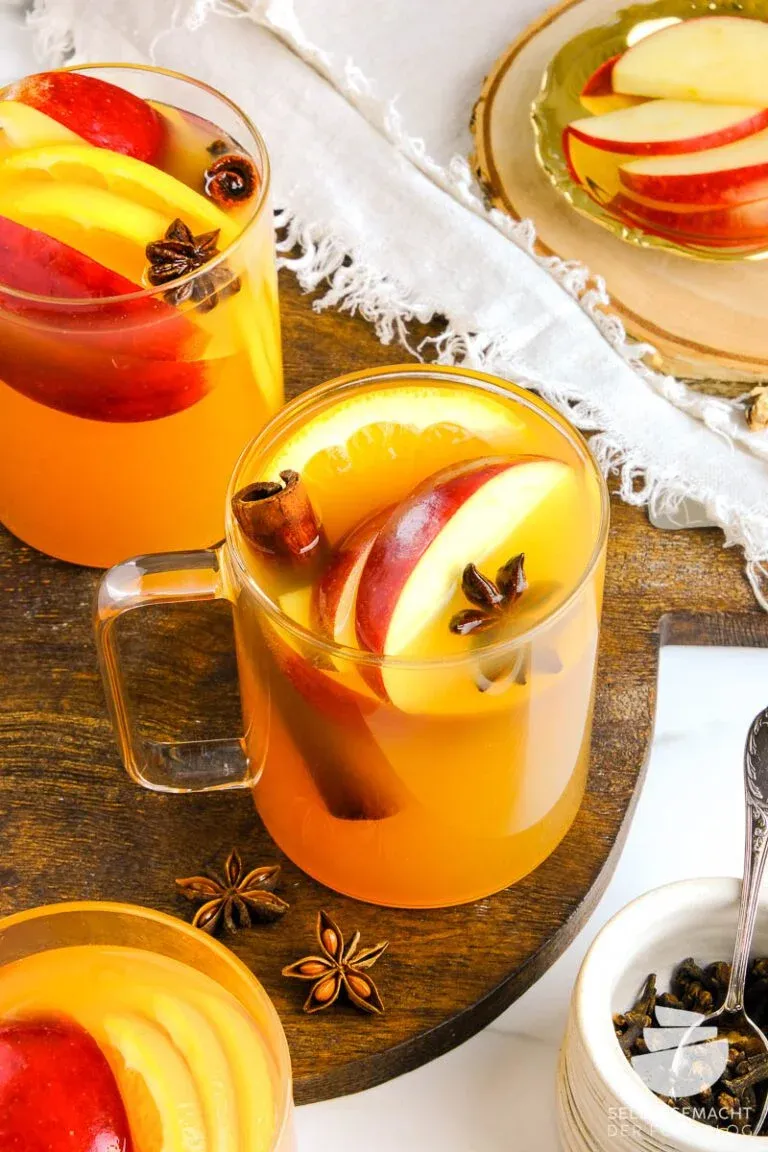 Apfelpunsch mit frischen Früchten serviert