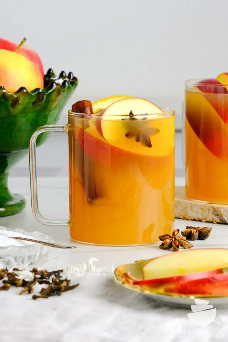 Apfelpunsch mit weihnachtlichen Gewürzen