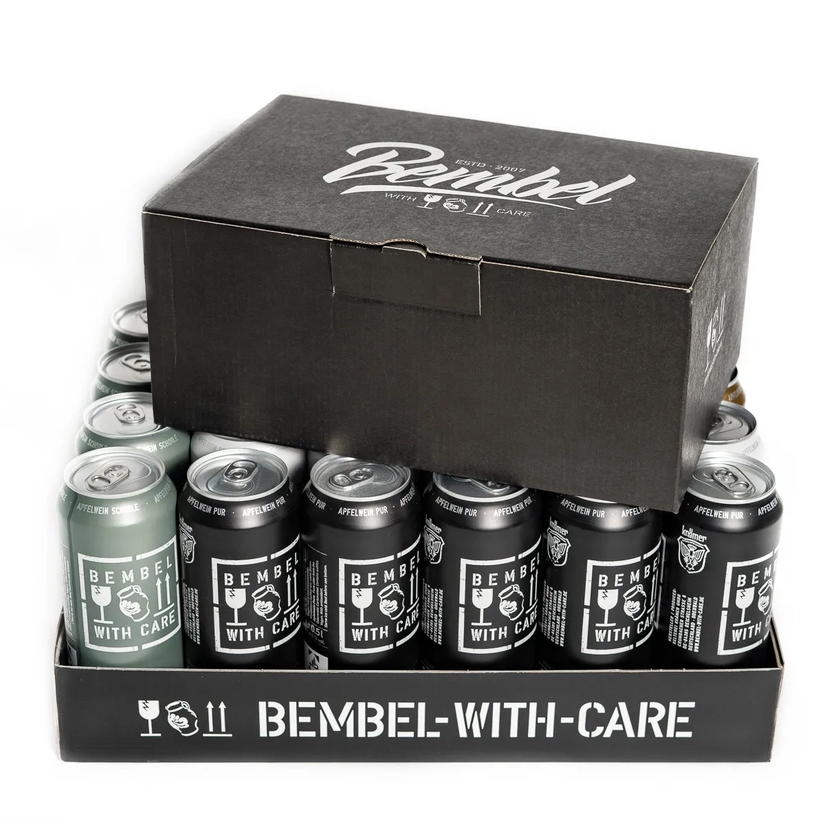 Apfelwein-Dosen und klassische Gerippte Gläser in einem Bundle