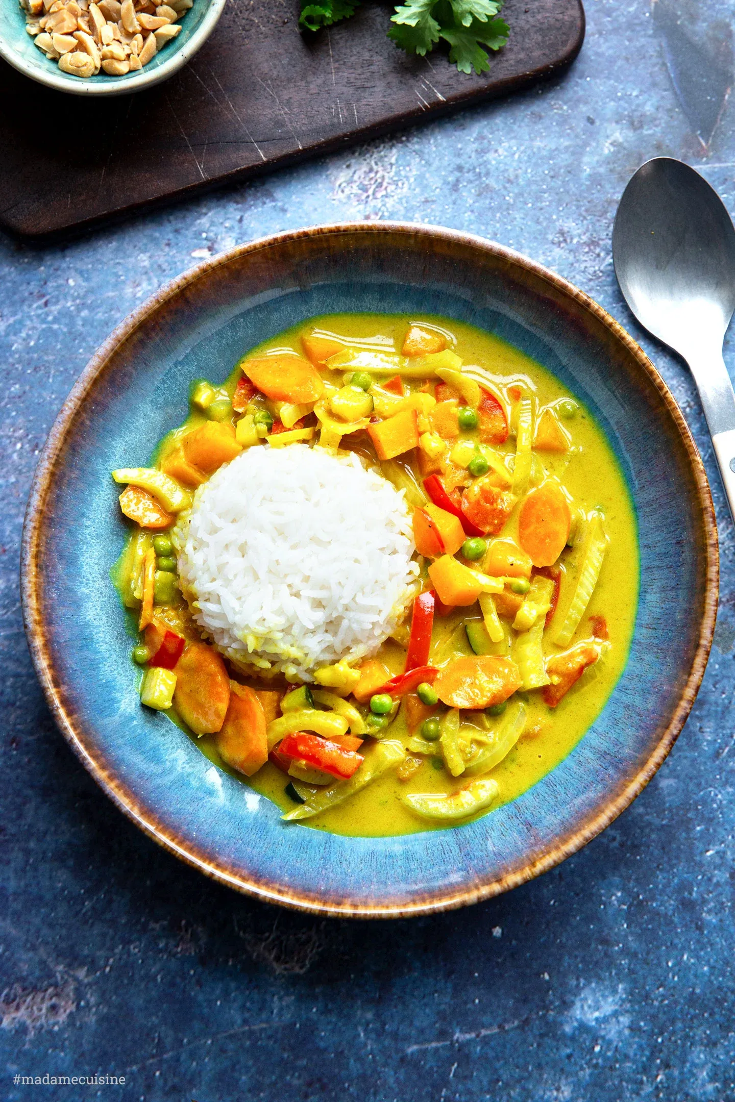 Appetitlich angerichtetes Gemüse-Curry mit frischem Koriander