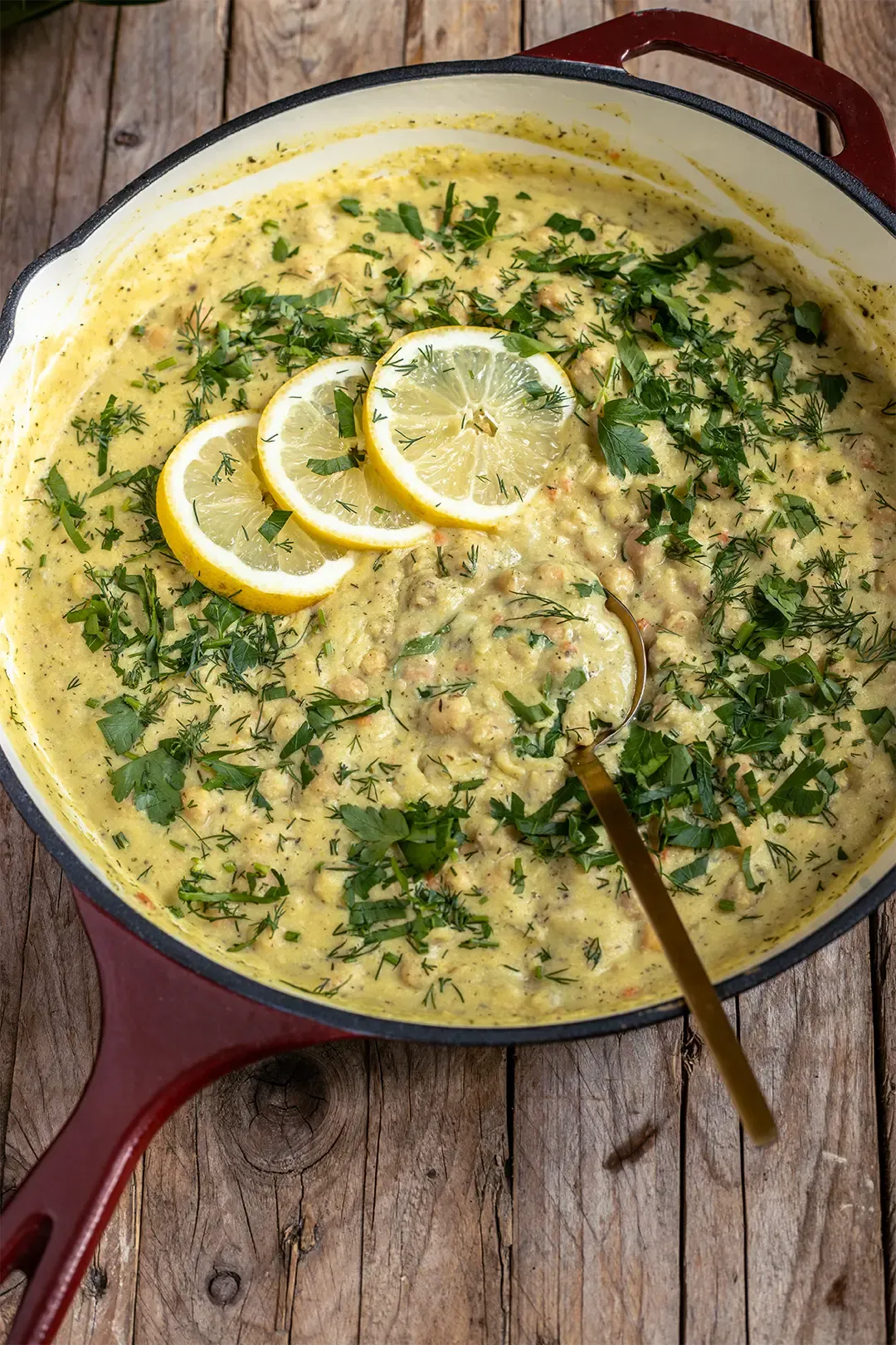 Appetitliche Portion veganer Zitronen-Kichererbsen-Pfanne, fertig zum Genuss