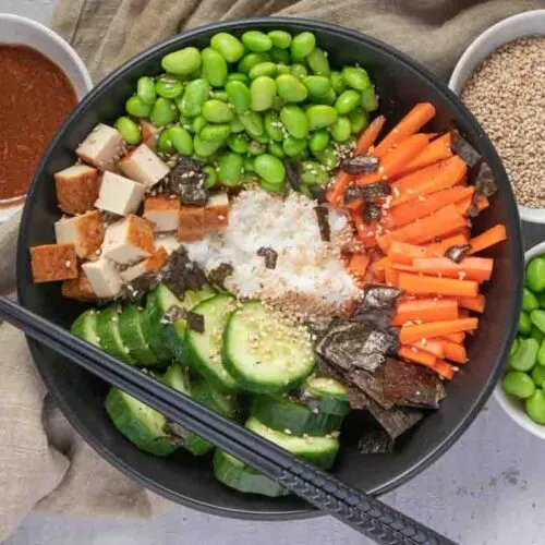 Appetitliche Sushi Bowl angerichtet mit frischen Zutaten und Sesamsamen