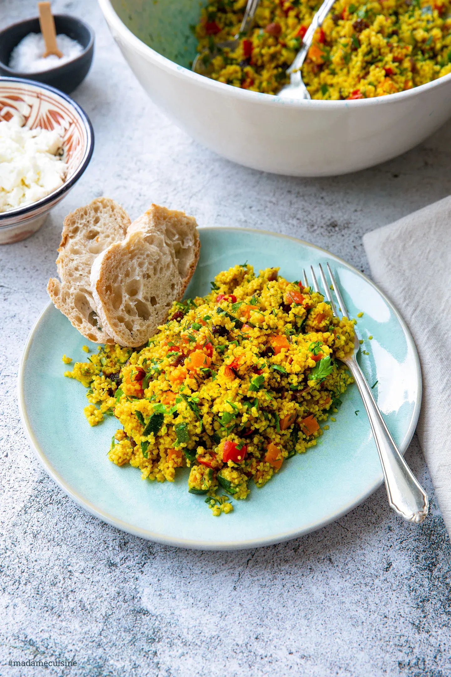 Appetitlicher Couscous-Salat mit frischen Kräutern und gerösteten Mandeln