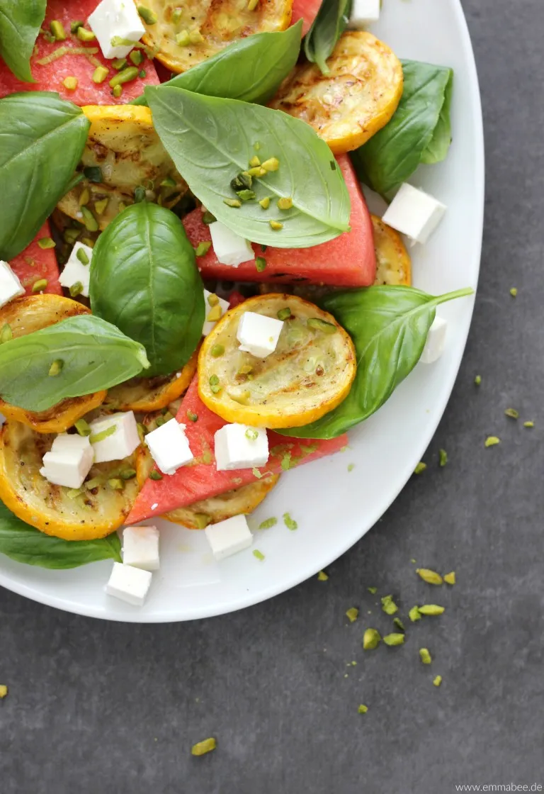 Appetitlicher Wassermelonen-Feta-Salat mit gegrillter Zucchini und Basilikum