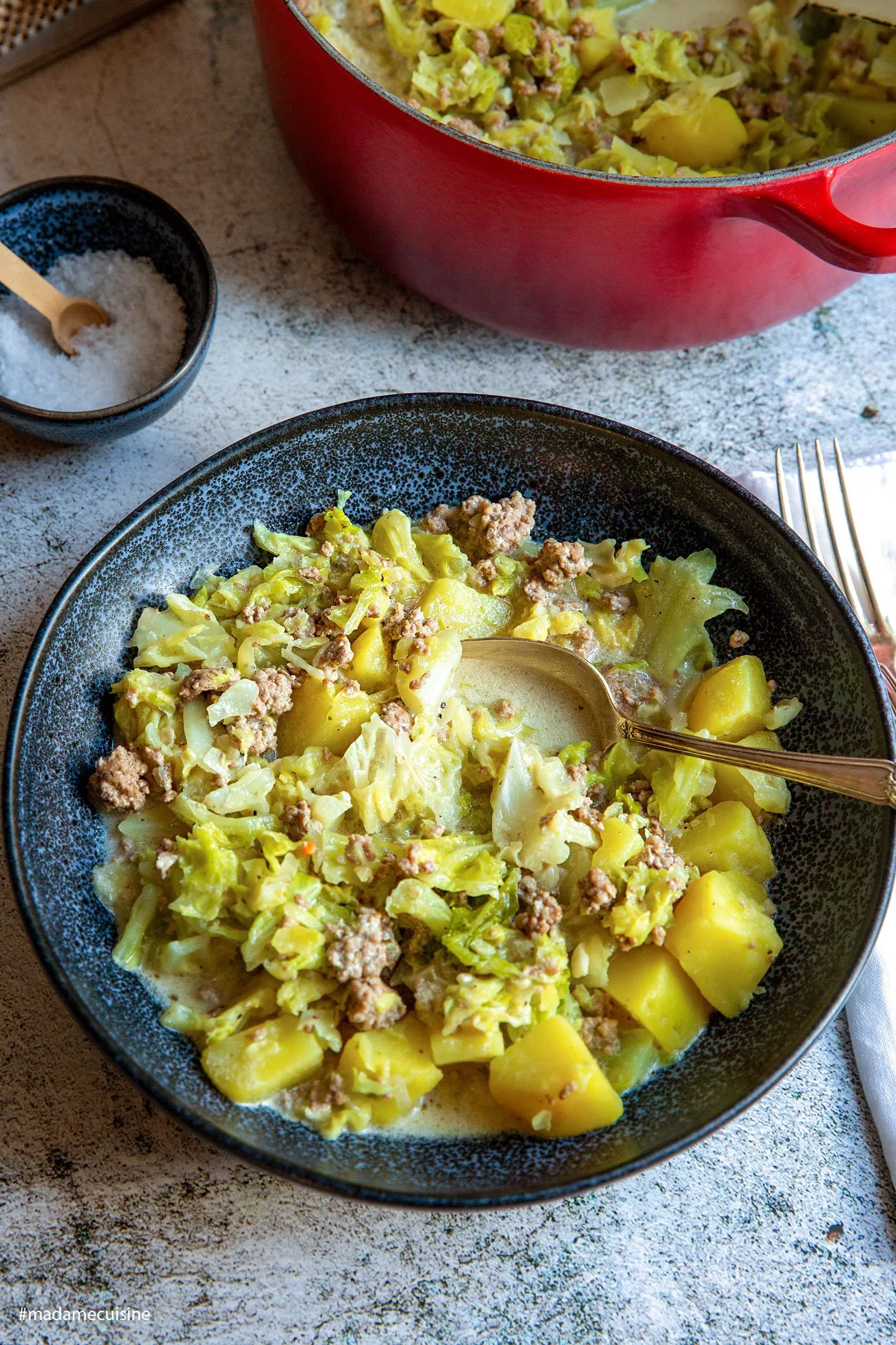 Appetitlicher Wirsing-Eintopf, bereit zum Servieren