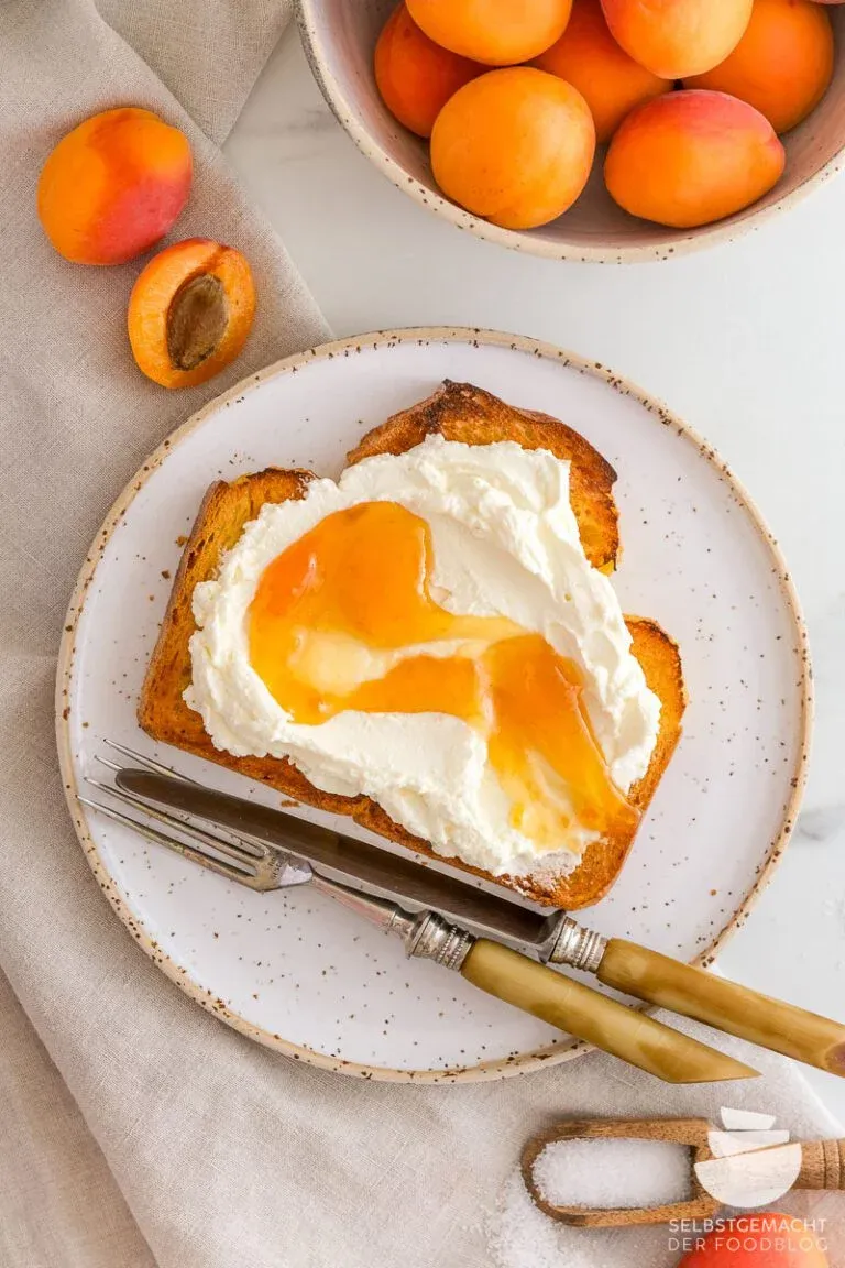 Aprikosenmarmelade auf einem Brunchtisch