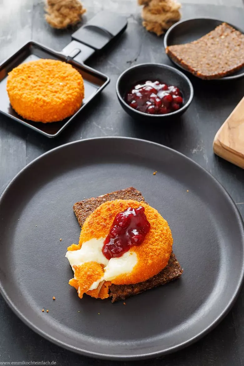 Aromatische Raclette-Idee mit gebackenem Camembert und Preiselbeeren