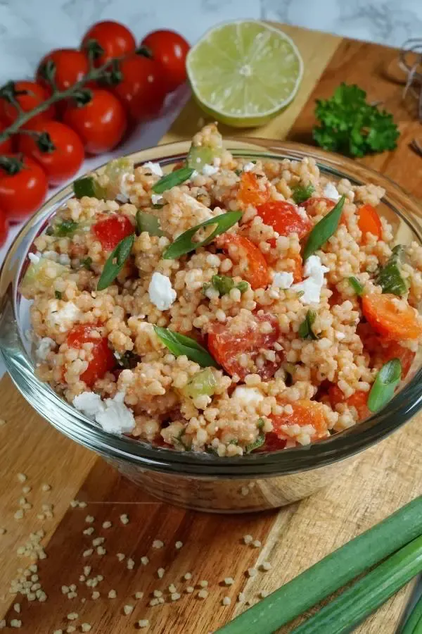 Aromatischer Couscous Salat mit Feta, perfekt für Grillabende