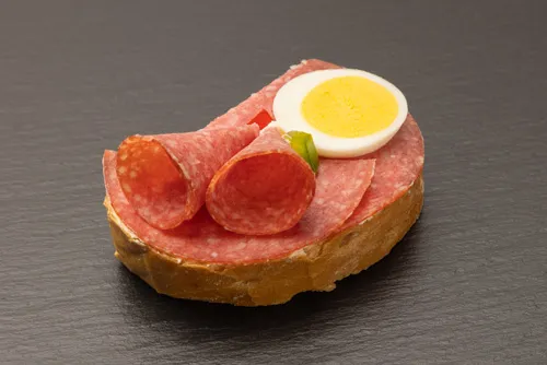 Aromatisches Sandwich mit fein geschnittener Mailänder Salami