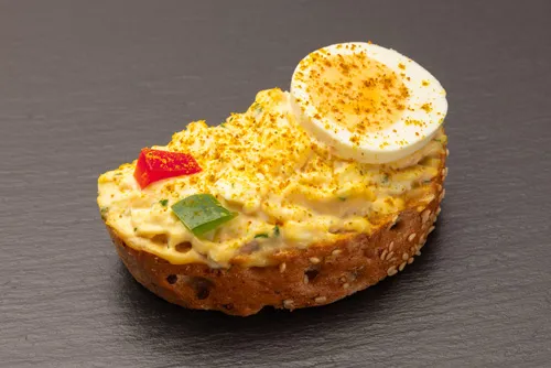 Aromatisches Vollkorn Ei-Curry Sandwich, exotisch und lecker