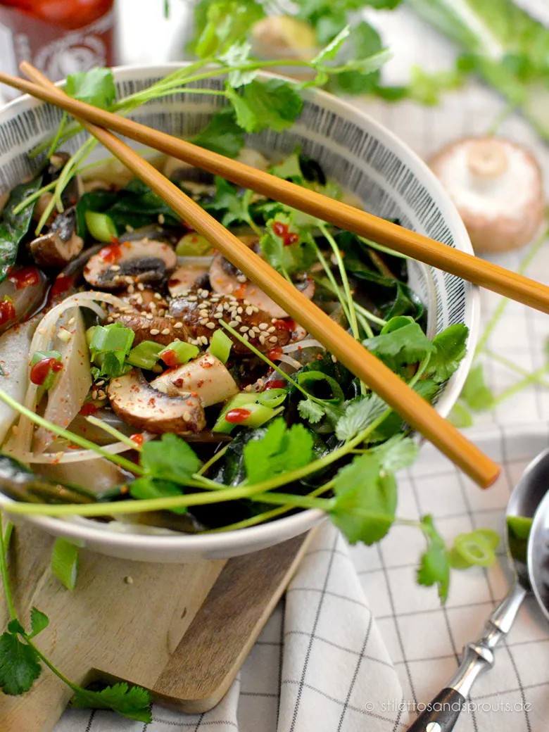 Asia Noodle Soup mit Mangold, Ingwer und Reisnudeln