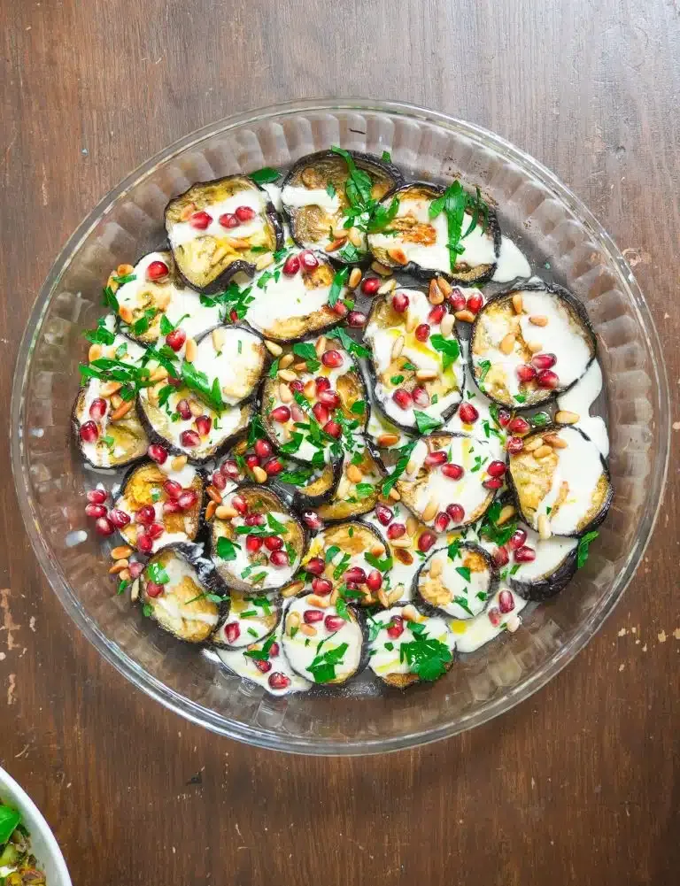 Auberginen-Salat mit Tahini-Dressing und Pinienkernen