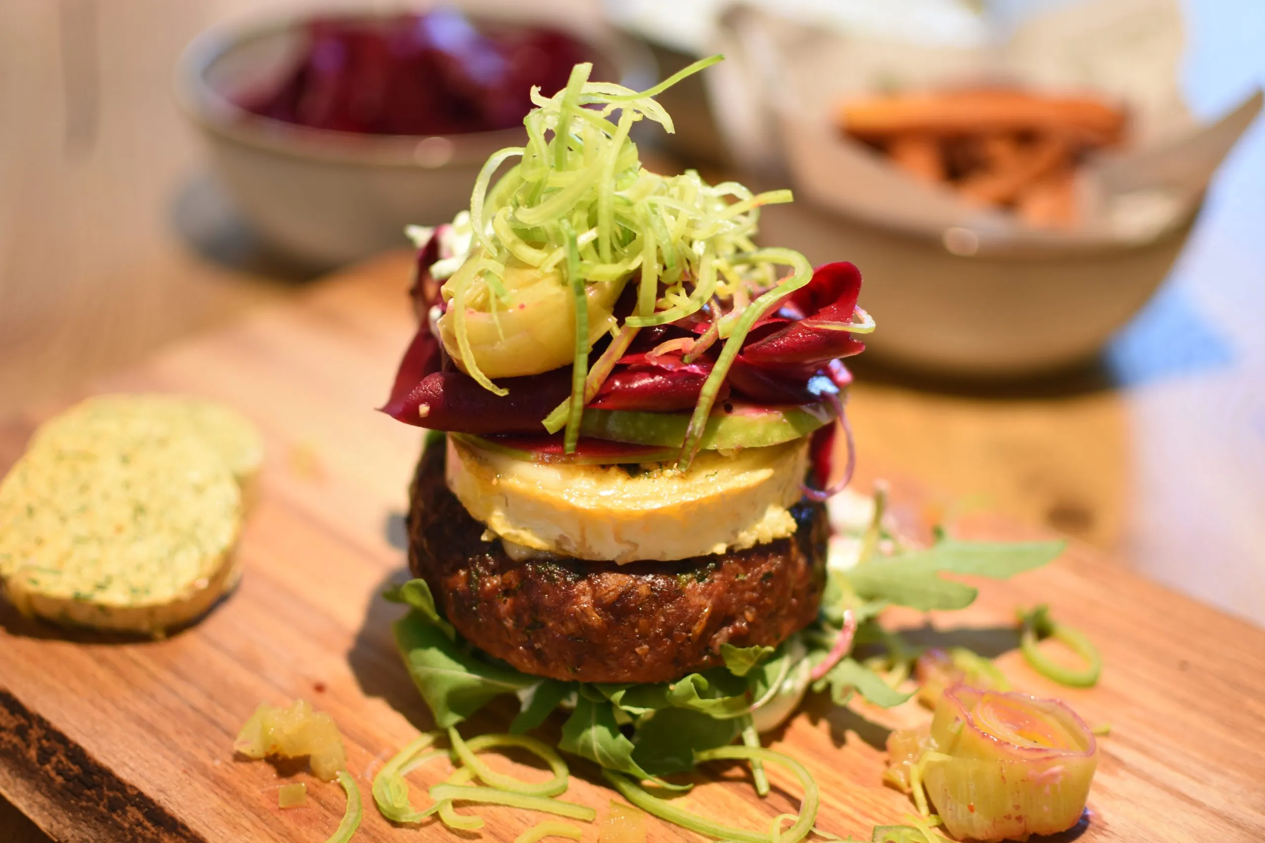 Auf Holz gegrillter Fasanenburger mit Rote Bete und Schaf-Camembert