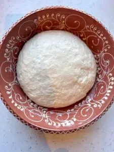 Aufgegangener Brotteig in einer geölten Schüssel