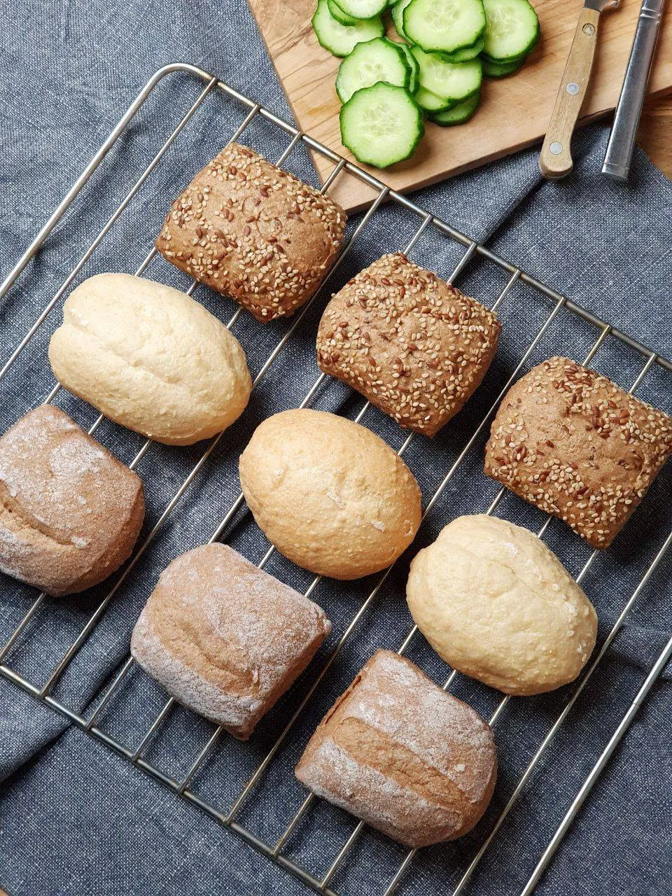 Aufgeschnittene glutenfreie Brötchen mit frischen Aufstrichen und Gemüse