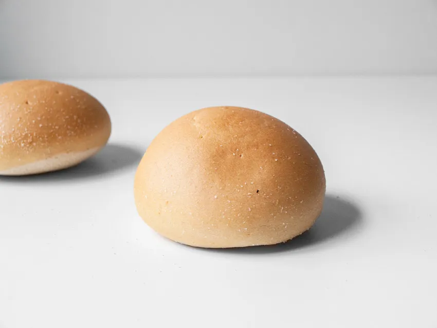 Aufgeschnittenes glutenfreies Burger Brötchen von Schär