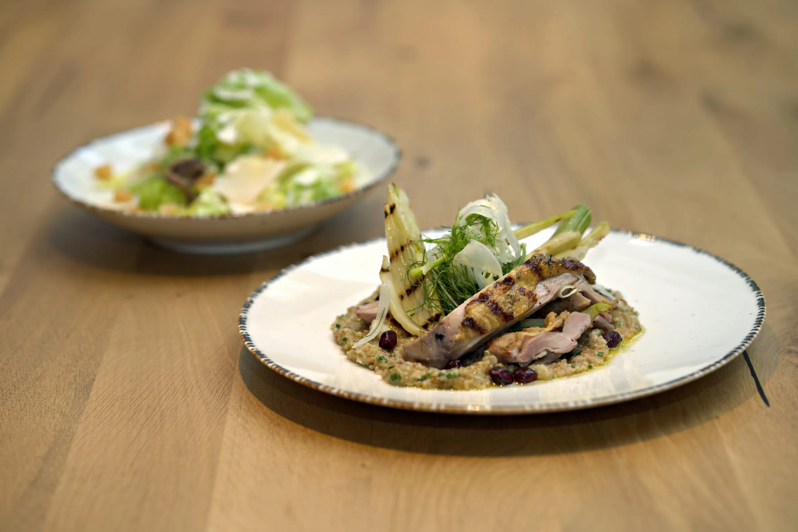 Ausgelöster Fasan vom Grill mit frischen Beilagen