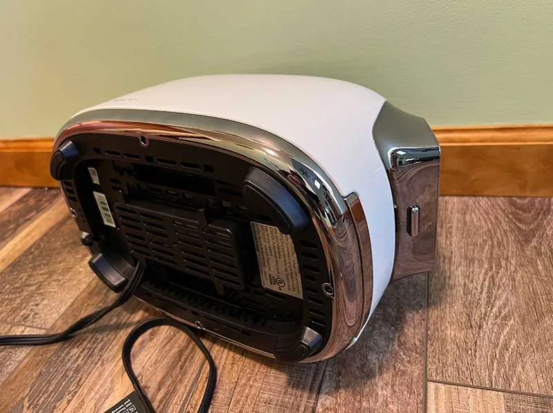 Ausgezogene Krümelschublade des Tineco TOASTY ONE Toasters für einfache Reinigung