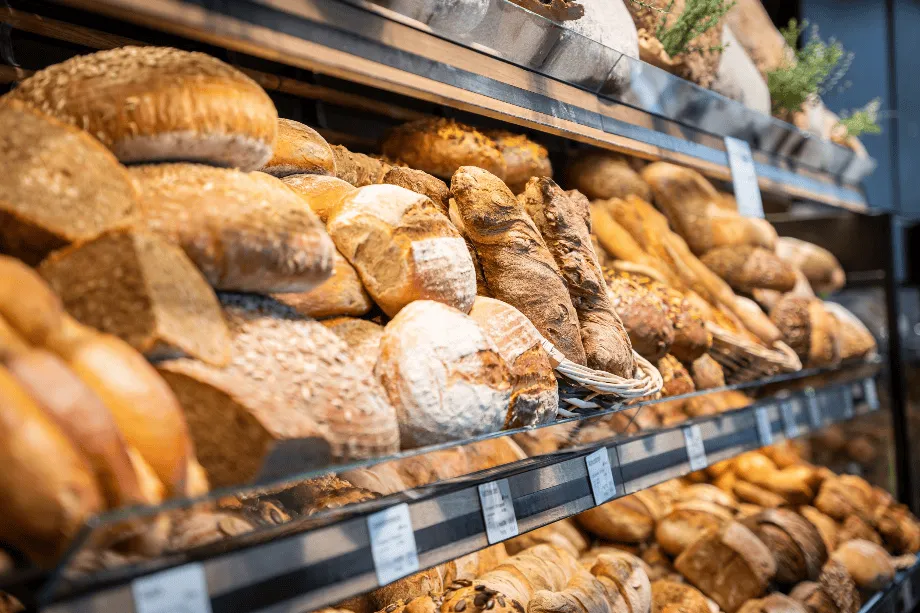 Auslage mit frischen Broten und Backwaren bei Rischart