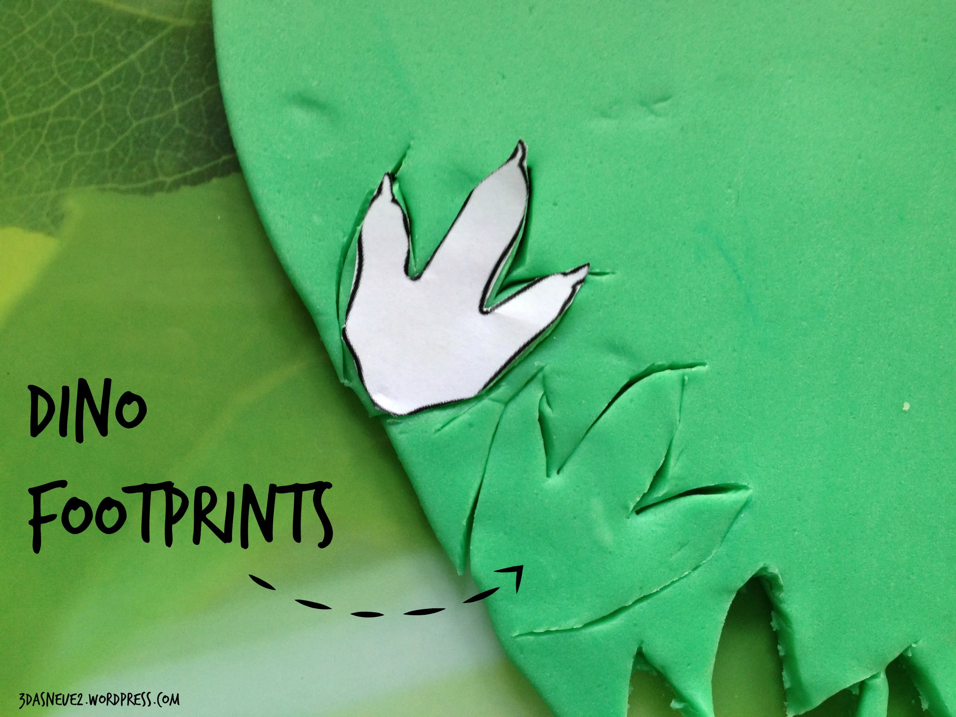 Ausschneiden der Fondant-Dinos