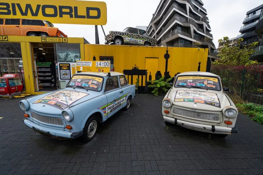 Außenansicht des Trabant Museums an einem regnerischen Tag