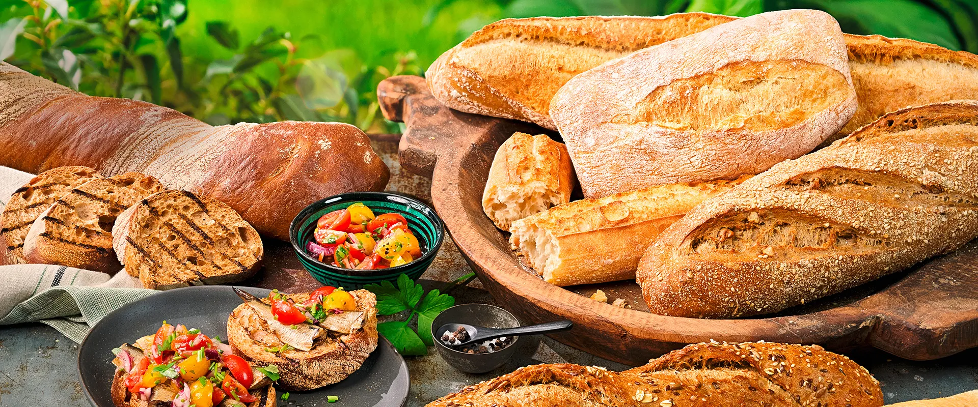 Auswahl an Backwaren wie Baguette und Brötchen, perfekt für den Grill