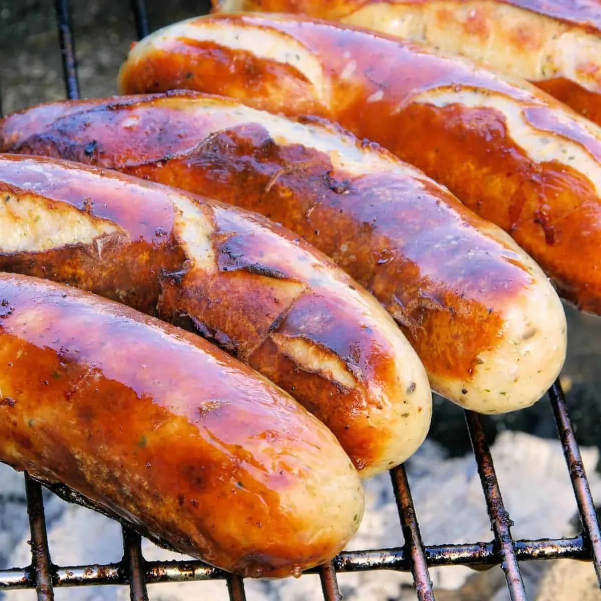 Authentische hausgemachte Bratwurst auf dem Grill
