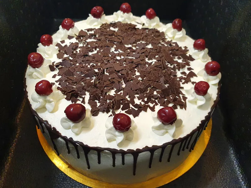 Authentische Schwarzwälder Kirsch-Torte mit Sahne und Kirschen