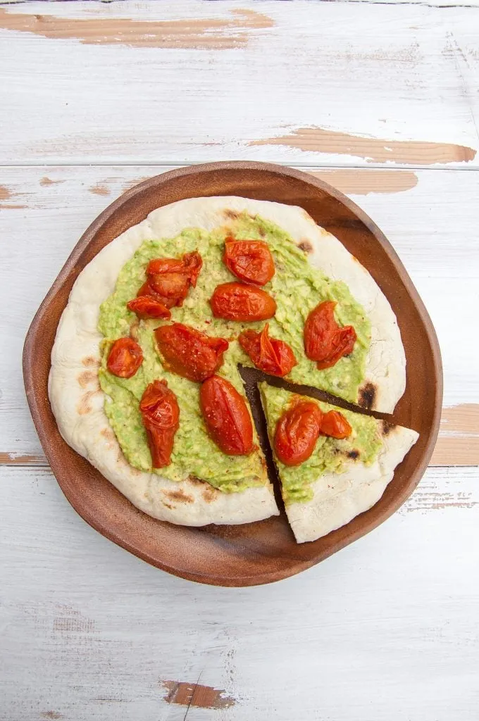 Avocado-Creme und geröstete Tomaten