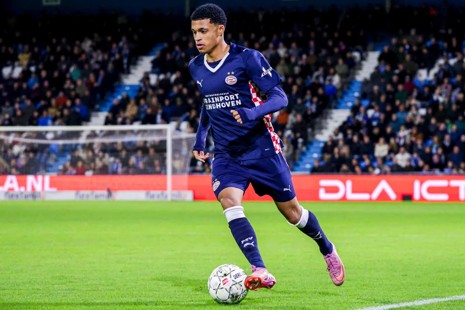 Ayodele Thomas im Trikot von Jong PSV Eindhoven