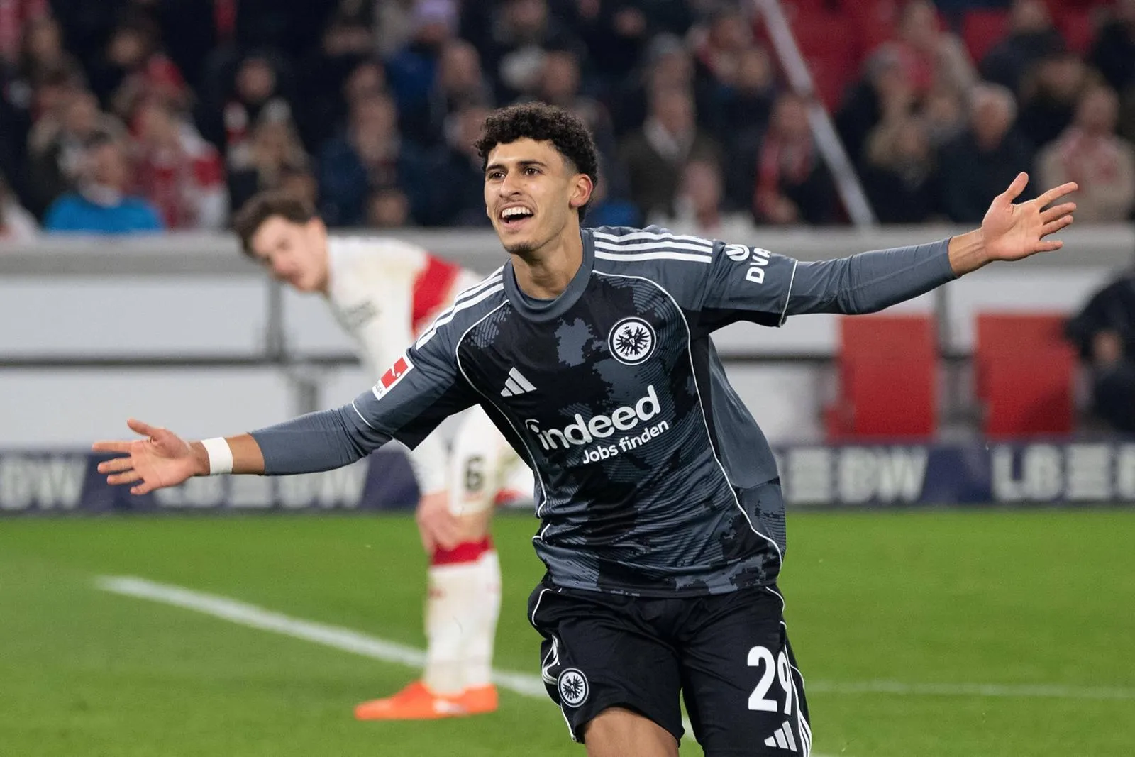 Ayoube Amaimouni-Echghouyab im Trikot von Eintracht Frankfurt