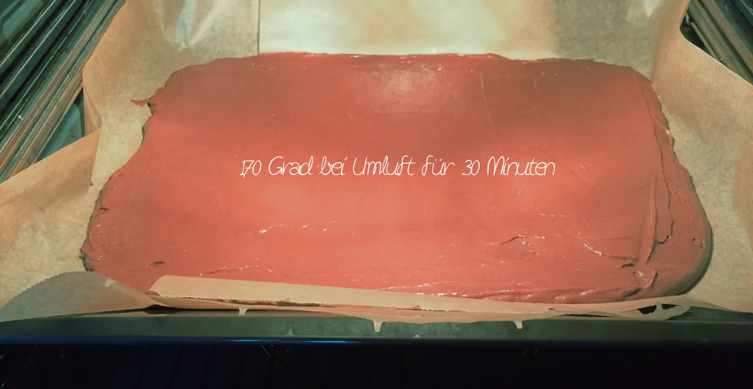 Backblech mit Teig im Ofen