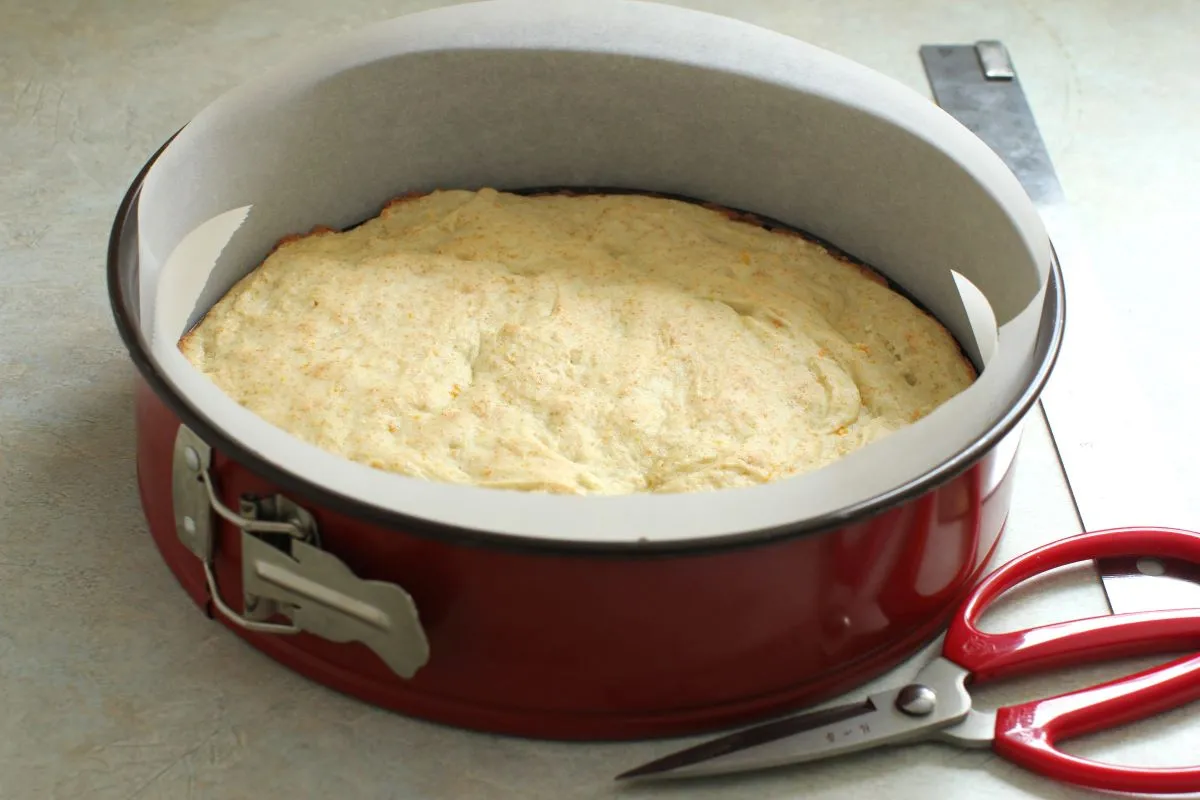 Backpapierstreifen, die die Innenseite der Springform auskleiden.