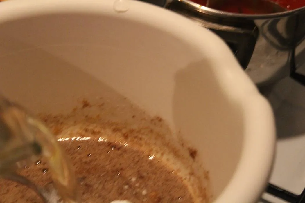 Backpulver wird dem Teig hinzugefügt