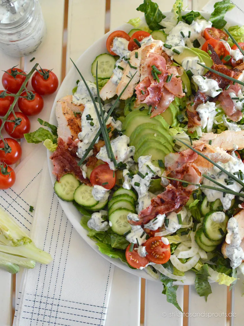 Bacon-Chicken Salad mit Kräuter-Joghurt-Dressing