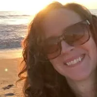 Barbara H. lächelt nach einem erfolgreichen Training mit ihrer Domyos Matte