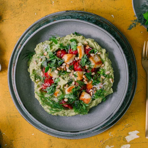 Basilikum Polenta mit Halloumi und Ofentomaten