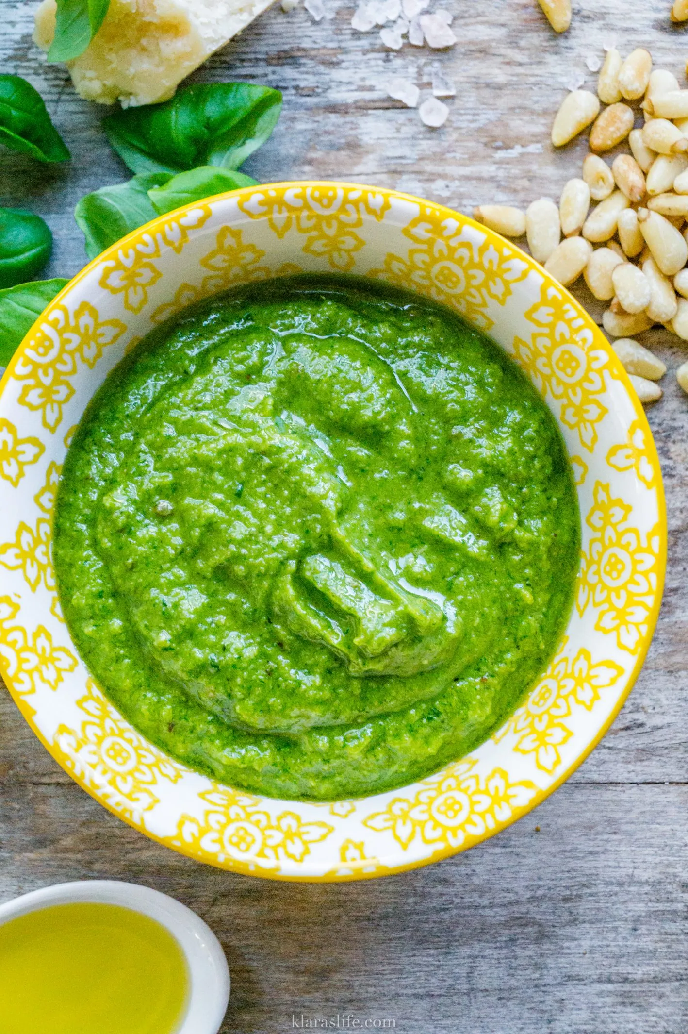 Basilikumpesto mit Nudeln und frischen Kräutern angerichtet