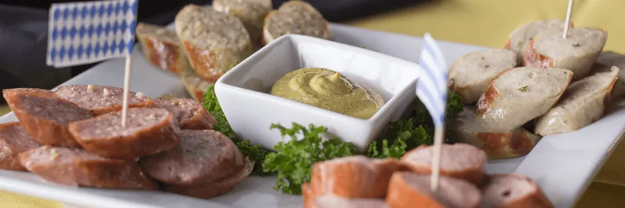 Bayerisches Brauhaus Interieur mit Bierkrügen auf dem Tisch