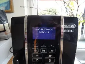 Bedienfeld einer DeLonghi Kaffeemaschine im Testmodus