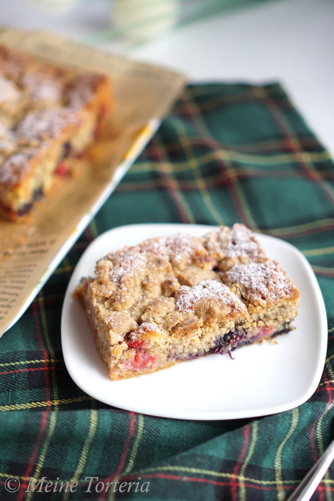 Beerenkuchen mit Streuseln auf einem Teller, bereit zum Servieren