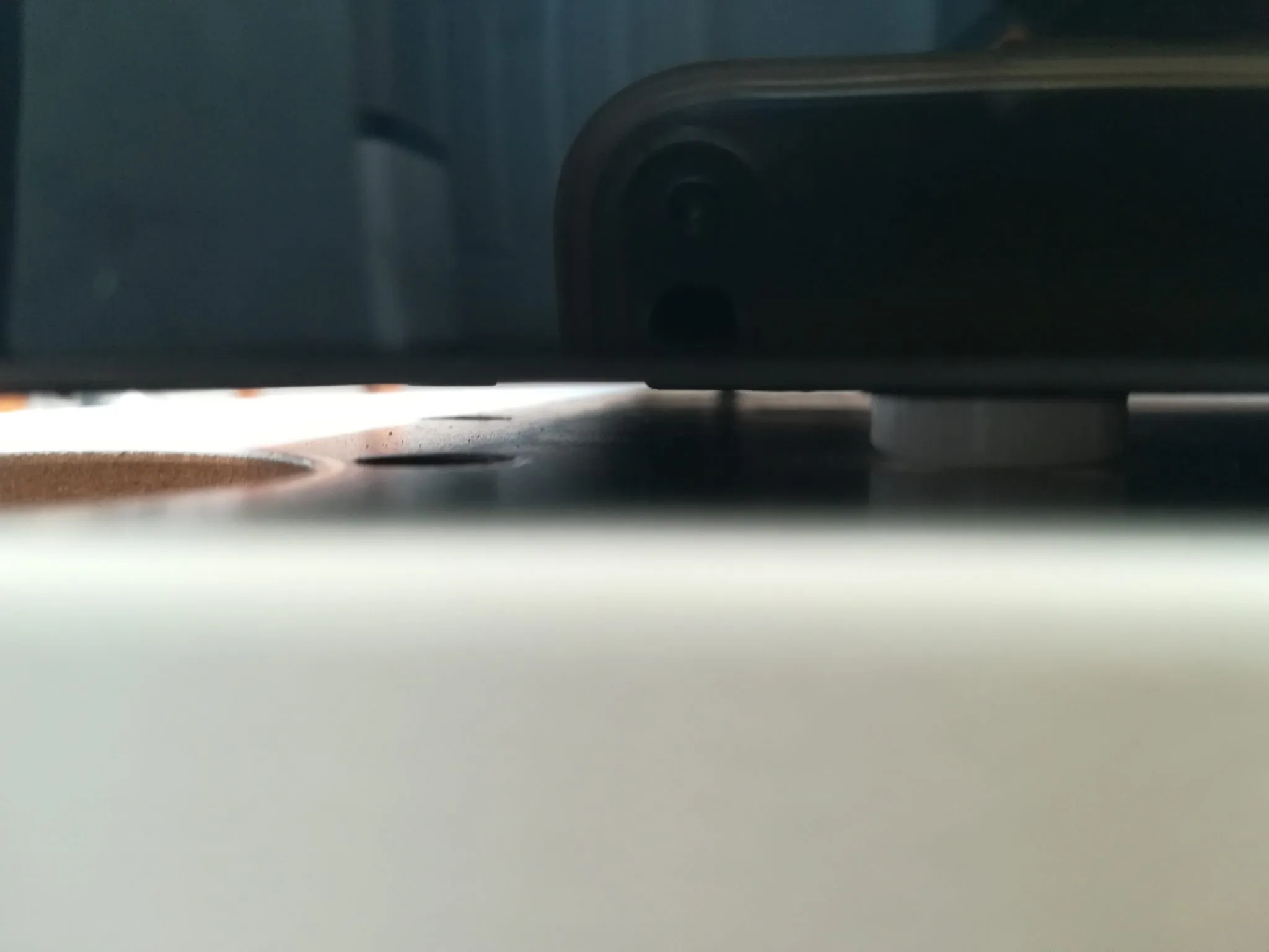 Befestigung der Spülmaschine und Aussparung für das Gleitscharnier.